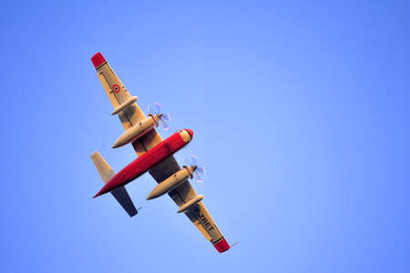 森林火災を消火から南フランスの空にトラッカー水爆撃機 の写真素材 画像素材 Image 森林火災を消火から南フランスの空にトラッカー水爆撃機 の写真素材 画像素材 Image