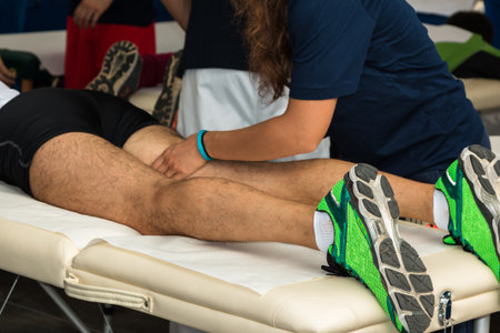 Massage: Мышцы спортсмена Профессиональный лечебный массаж после занятий спортом тренировки, фитнес-и велнес