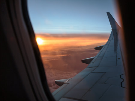 機内の窓の外を探して 飛行機の翼と雲の白します の写真素材 画像素材 Image