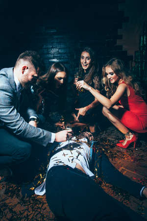 クレイジーなパーティー 酔って男は床に横になっています 新年 誕生日 休日のイベント コンセプト の写真素材 画像素材 Image クレイジーなパーティー 酔って男は床に横になっています 新年 誕生日 休日のイベント コンセプト の写真素材 画像素材 Image