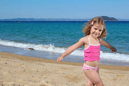 nudist enfant  Little Girl Nudist Imágenes y Fotos - 123RF