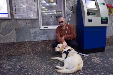 サンクトペテルブルク ロシア連邦 15 年 7 月 17 日 学校にペット同伴可で 地下鉄を使用する視覚障害者を教えます メトロのボックス オフィスで犬と盲目の男 の写真素材 画像素材 Image