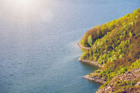 日光の下で大きな川の海岸 緑の木々 や茂みに美しい川の土手 の写真素材 画像素材 Image