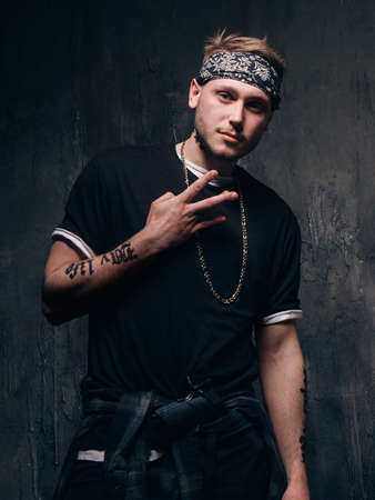 危険な刺青ギャング メンバーの男は 暗い背景に滞在します アメリカン ギャング スター 危険な人々 都会的なスタイルのコンセプト の写真素材 画像素材 Image 危険な刺青ギャング メンバーの男は 暗い背景に滞在します アメリカン ギャング スター 危険な人々 都会的なスタイルのコンセプト の写真素材 画像素材 Image