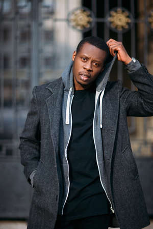 不明なアフリカ系アメリカ人男性 ファッションの服 選択と集中 悪天候概念でハンサムな若い黒人男性 の写真素材 画像素材 Image 不明なアフリカ系アメリカ人男性 ファッションの服 選択と集中 悪天候概念でハンサムな若い黒人男性 の写真素材 画像素材 Image