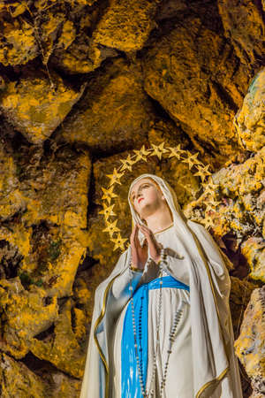 ルルドの洞窟の星に囲まれた 聖母マリアの妖怪 の写真素材 画像素材 Image ルルドの洞窟の星に囲まれた 聖母マリアの妖怪 の写真素材 画像素材 Image
