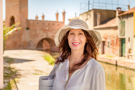 パナマの白人幸せな女性は リトルヴェネツィアとして知られているイタリアのラグーン都市 コマッキオで歩いて楽しむアジアの特徴を持つ の写真素材 画像素材 Image パナマの白人幸せな女性は リトルヴェネツィアとして知られているイタリアのラグーン都市 コマッキオで歩いて楽しむアジアの特徴を持つ の写真素材 画像素材 Image