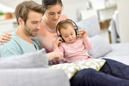 Couple Avec Bebe Dans Le Canape En Regardant Le Film Sur Tablette Banque D Images Et Photos Libres De Droits Image