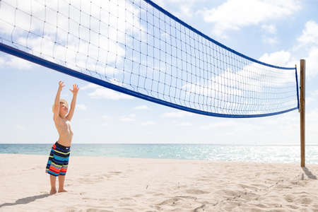背景バレーボール ネット上のかわいい子供は少年と晴れてオーシャン ビーチ ビーチバレー コートに立っていると楽しい子 海での休暇 屋外の子供たちのスポーツ活動 スポーツとレジャー の写真素材 画像素材 Image 背景バレーボール ネット上のかわいい子供は少年と晴れてオーシャン ビーチ ビーチバレー コートに立っていると楽しい子 海での休暇 屋外の子供たちのスポーツ活動 スポーツとレジャー の写真素材 画像素材 Image
