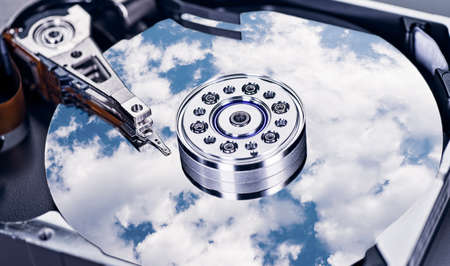 Un ciel nuageux se reflète sur le disque magnétique d'un disque dur Banque d'images