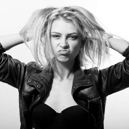 感情的なファッション ロックスター レザー ジャケット光コピー スペースの背景の上にセクシーな若いブロンドの女性の肖像画 の写真素材 画像素材 Image 感情的なファッション ロックスター レザー ジャケット光コピー スペースの背景の上にセクシーな若いブロンドの女性の肖像画 の写真素材 画像素材 Image