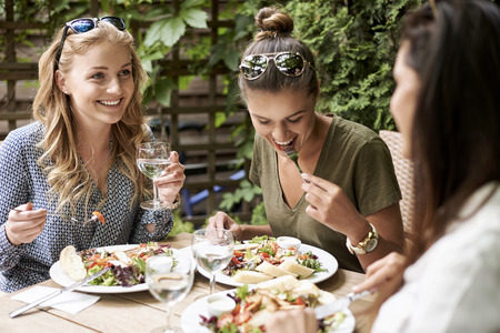 Sitzung von Mädchen am Moderestaurant Stockfoto