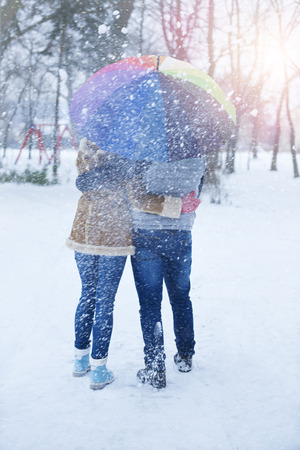 冬のカップルの後姿 の写真素材 画像素材 Image