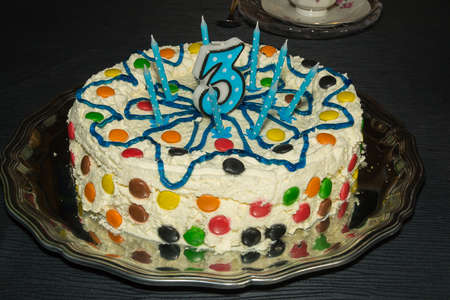 3 歳の子供の誕生を祝うための誕生日ケーキ の写真素材 画像素材 Image