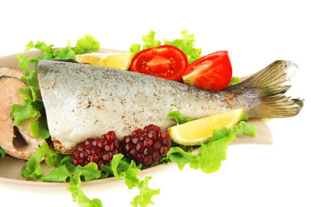 Saumon rose et légumes servis dans une assiette Photo
