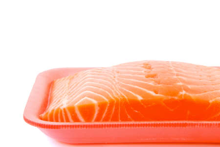 白い背景で隔離赤いトレイに新鮮な生鮭の作品 の写真素材 画像素材 Image 白い背景で隔離赤いトレイに新鮮な生鮭の作品 の写真素材 画像素材 Image