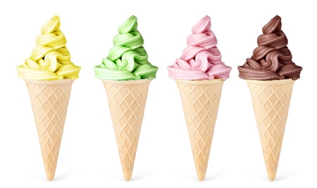 ice cream: kem với nón trên nền trắng