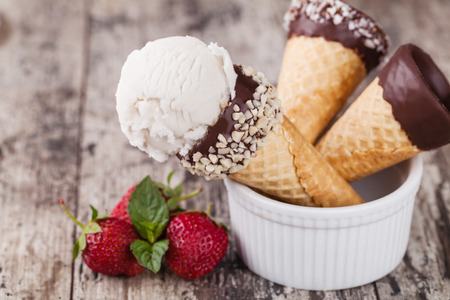 ice cream: kem và dâu tây trên một chiếc bàn gỗ