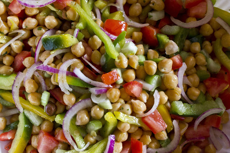 ひよこ豆のサラダ 玉ねぎ ピーマン セロリ トマト パセリなどの生野菜で行う夏のシーズンに向けて新鮮なひよこ豆サラダ 健康的な簡単なレシピ の写真素材 画像素材 Image ひよこ豆のサラダ 玉ねぎ ピーマン セロリ トマト パセリなどの生野菜で行う夏のシーズンに向けて新鮮なひよこ豆サラダ 健康的な簡単なレシピ の写真素材 画像素材 Image