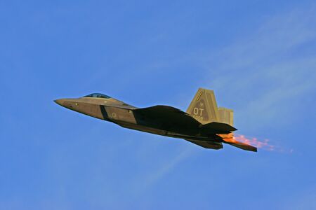 15 航空ショーで飛行 F 22 ラプター戦闘機 の写真素材 画像素材 Image