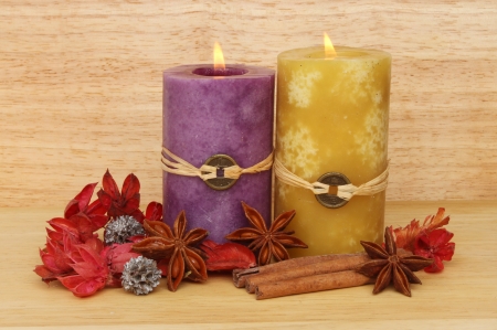 3 燃焼風水キャンドル 結晶 木製の背景にポプリ の写真素材 画像素材 Image