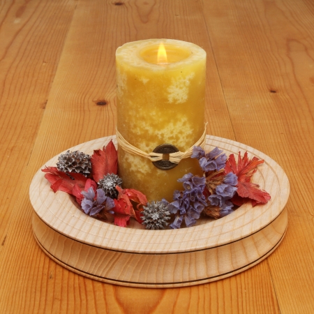 3 つの燃焼の風水キャンドルと木の背景にポプリ の写真素材 画像素材 Image