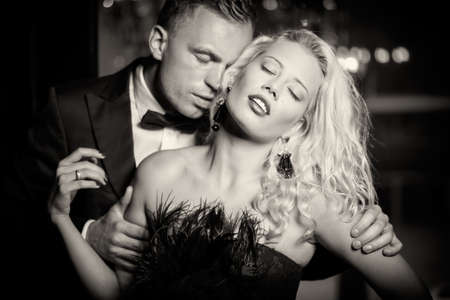 67733988-hermoso-hombre-besando-womans-cuello.jpg?ver=6