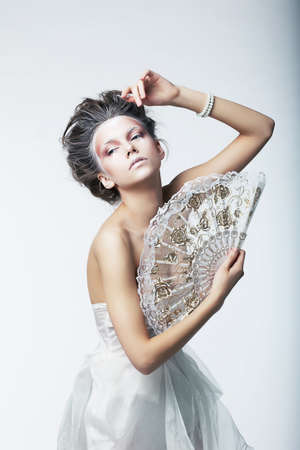 エニグマ ファンタジー 白ヴィンテージのファンを持つ洗練されたレトロなファッション女性 の写真素材 画像素材 Image エニグマ ファンタジー 白ヴィンテージのファンを持つ洗練されたレトロなファッション女性 の写真素材 画像素材 Image