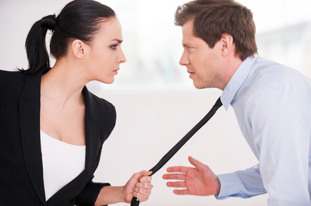 ビジネス競合しています 若い男性と女性の正装お互いを見て 女性の彼女の反対者のネクタイをつかんでいる間の否定を表わす の写真素材 画像素材 Image ビジネス競合しています 若い男性と女性の正装お互いを見て 女性の彼女の反対者のネクタイをつかんでいる間の否定を表わす の写真素材 画像素材 Image