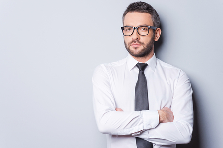Encanto Atractivo. Retrato De Hombre Joven Confía En Camisa Encanto Atractivo. Retrato De Hombre Joven Confía En Camisa