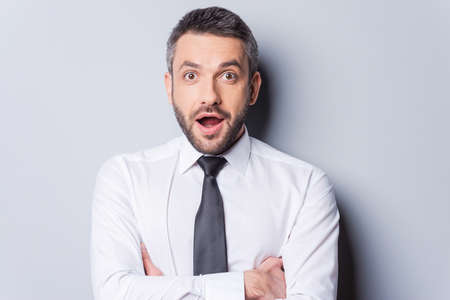 Encanto Atractivo. Retrato De Hombre Joven Confía En Camisa Encanto Atractivo. Retrato De Hombre Joven Confía En Camisa