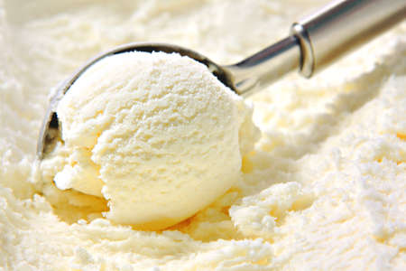 ice cream: Vanilla kem muỗng múc ra khỏi container với untensil Kho ảnh