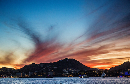 カボ サン ルーカスの都市の美しい景色と夕焼け メキシコ 海 コルテス カリフォルニア半島 優秀なイラスト の写真素材 画像素材 Image