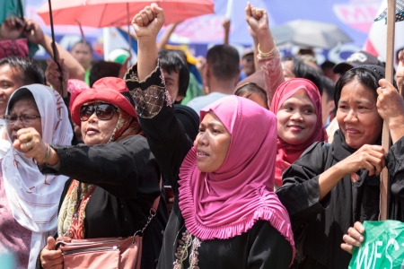 フィリピン政府とモロ イスラム解放前線の分離論者の間の平和協定が署名されて イスラム教国の別の部分からの大統領宮殿の近くの平和集会で応援マニラ フィリピン 12 年 10 月 15 日 の写真素材 画像素材 Image フィリピン政府とモロ イスラム解放前線の分離論者の間の平和協定が署名されて イスラム教国の別の部分からの大統領宮殿の近くの平和集会で応援マニラ フィリピン 12 年 10 月 15 日 の写真素材 画像素材 Image