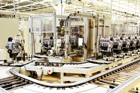 自動車工場でエンジンの生産のための生産ライン の写真素材 画像素材 Image