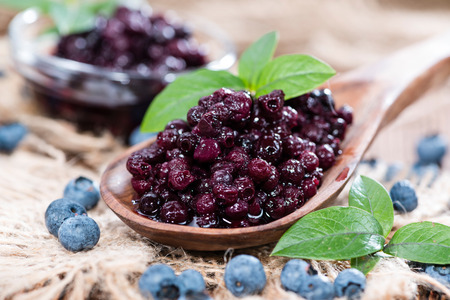 缶詰のブルーベリーといくつかの新鮮な果物のグラス の写真素材 画像素材 Image