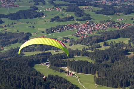 青いカリフォルニア太平洋上の砂の崖近くパラグライダー の写真素材 画像素材 Image