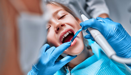 Dziecko do dentysty. dziecko na fotelu dentystycznym leczenie stomatologiczne podczas operacji. zamknąć widok