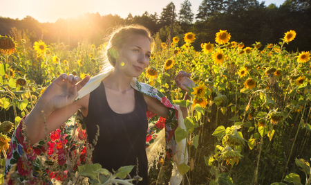 Sun flower: schönes Mädchen im Feld von Sonnenblumen Vintage-Filter