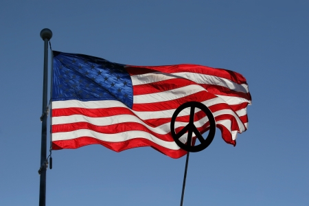 アメリカの国旗 青い空と星とストライプとシルエット ピースサイン の写真素材 画像素材 Image アメリカの国旗 青い空と星とストライプとシルエット ピースサイン の写真素材 画像素材 Image