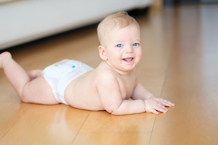 Bebe De Six Mois Qui Rampe Sur Le Sol Banque D Images Et Photos Libres De Droits Image Bebe De Six Mois Qui Rampe Sur Le Sol Banque D Images Et Photos Libres De Droits Image