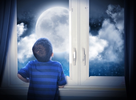 少年は窓の外大きな月は暗い夜を見て星および天文学または Imagaination の概念のためのスペース の写真素材 画像素材 Image 少年は窓の外大きな月は暗い夜を見て星および天文学または Imagaination の概念のためのスペース の写真素材 画像素材 Image