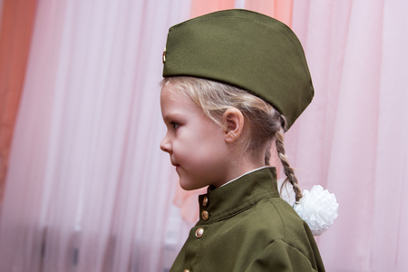 ソ連軍の軍服と帽子をかぶった少女 の写真素材 画像素材 Image