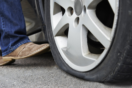 Автомобилист Пиная Flat Tyre на авто
