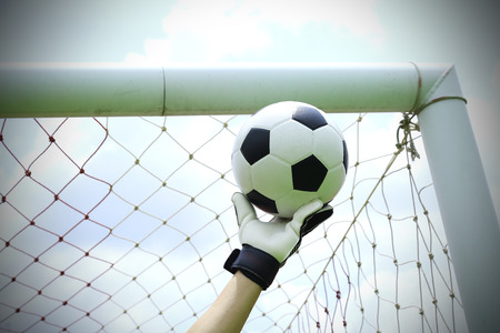 サッカーのゴールキーパーの手がゲームの試合でゴールを保存します の写真素材 画像素材 Image