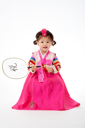 伝統的なハンボクのドレスを着て 白い背景にファンを持つ笑顔の韓国の小さな女の子 ドレスの文字は幸せと健康を意味します ファンのキャラクターは幸せを意味します の写真素材 画像素材 Image 伝統的なハンボクのドレスを着て 白い背景にファンを持つ笑顔の韓国の小さな女の子 ドレスの文字は幸せと健康を意味します ファンのキャラクターは幸せを意味します の写真素材 画像素材 Image