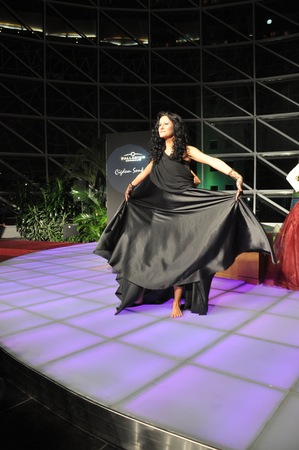 Cigdem Sonkurt S 最新ファッションのデザインを表示するイスタンブール Sonkurt パラジウム ショッピング モールでのファッション ショーはトルコの有名なファッションデザイナー の写真素材 画像素材 Image Cigdem Sonkurt S 最新ファッションのデザインを表示するイスタンブール Sonkurt パラジウム ショッピング モールでのファッション ショーはトルコの有名なファッションデザイナー の写真素材 画像素材 Image