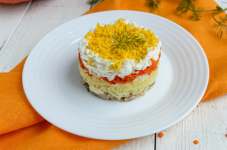 Facile Regime Couches De Salade Dans La Forme D Un Cercle Thon A L Huile Pommes De Terre Cuites Les Carottes Les Oeufs Slavonic Alternative Plat Traditionnel Mimosa Banque D Images Et Photos Libres De