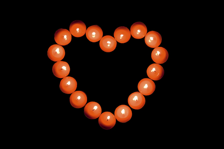 Kunstliches Herz Gelegt Aus Brennenden Kerzen Aus Lizenzfreie Fotos Bilder Und Stock Fotografie Image