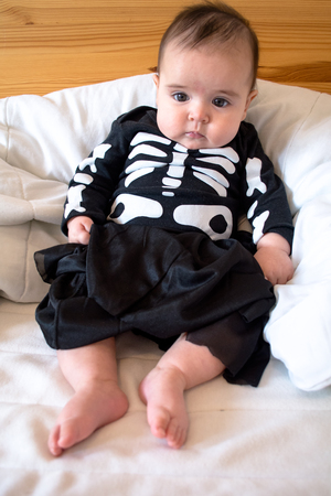 生後 4 ヶ月未満の赤ちゃんは ハロウィーンの服を着てください の写真素材 画像素材 Image 生後 4 ヶ月未満の赤ちゃんは ハロウィーンの服を着てください の写真素材 画像素材 Image